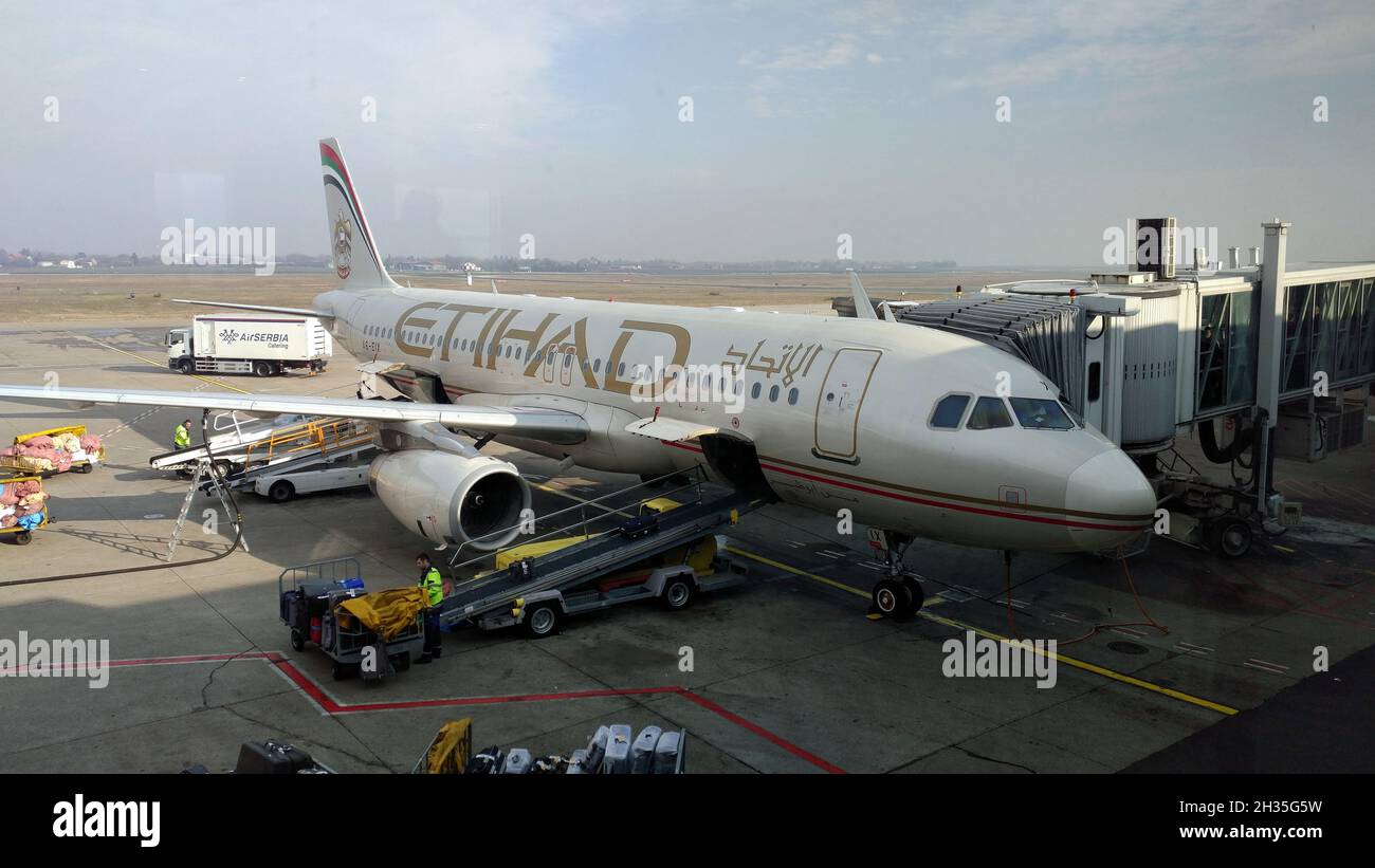 AIRBUS A320-232 di Etihad Airways al terminal dell'aeroporto Nikola Tesla di Belgrado, Belgrado, Serbia Foto Stock