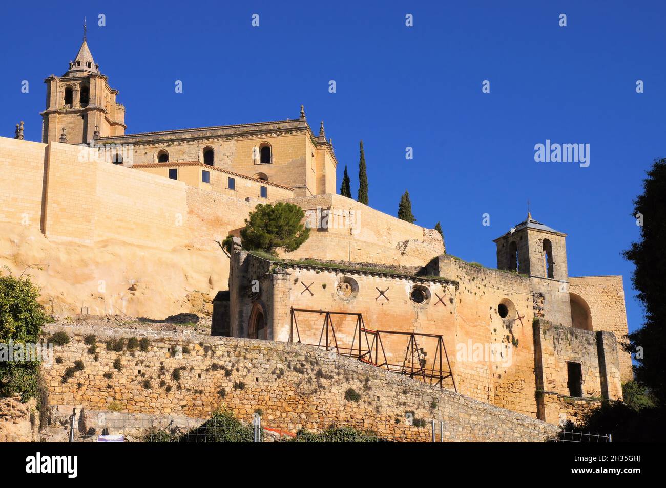 Alcala Abbey Church e la fortezza di la Mota (fortaleza) incandescente arancione subito dopo l'alba in Alcala la Real, Jaen, Andalusia, Spagna Foto Stock