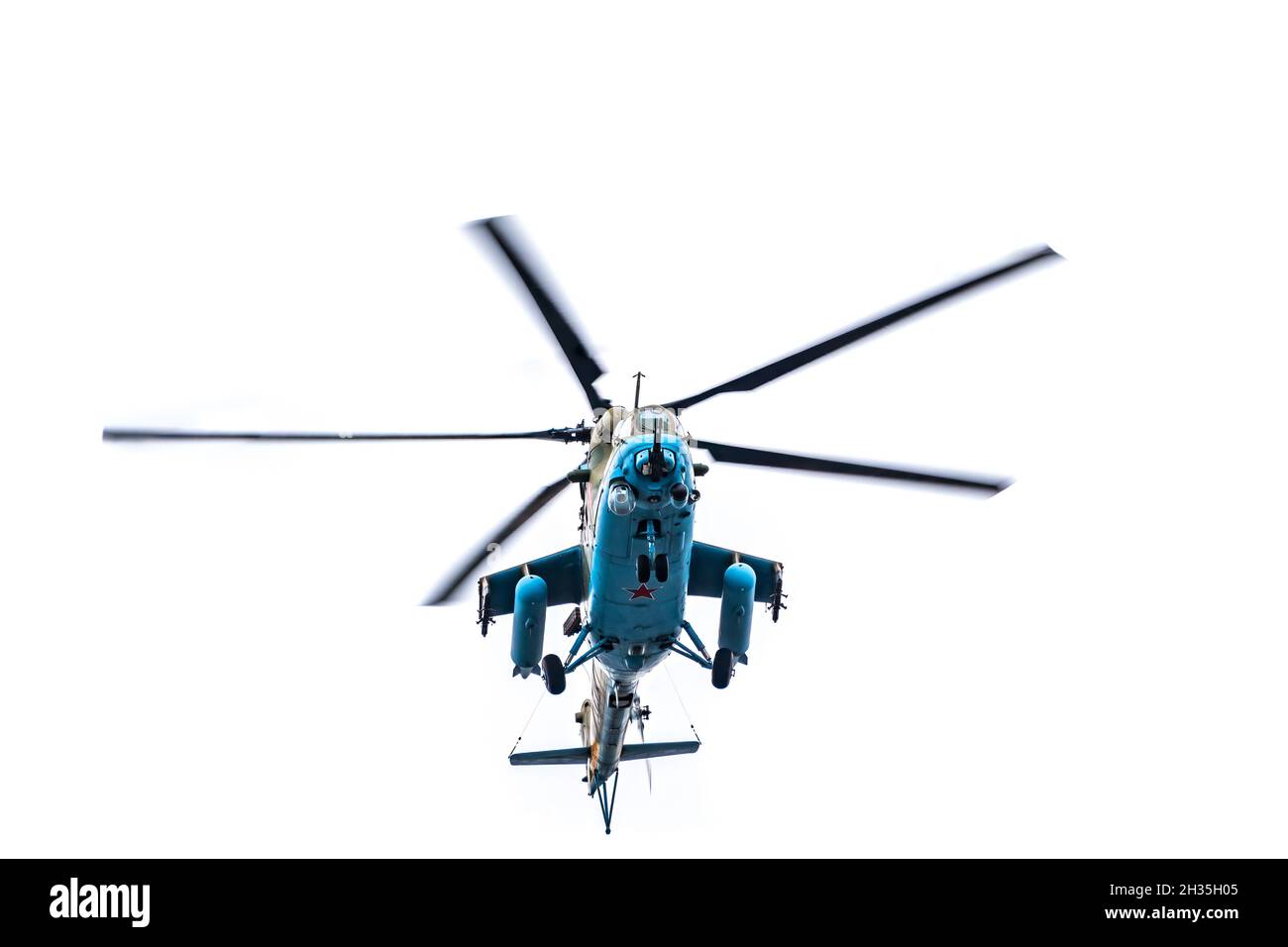 Mosca, Russia - 09 maggio 2021: Elicotteri mi-35M attaccano nel cielo sopra Mosca durante la sfilata dedicata all'anniversario della Vittoria in Grea Foto Stock