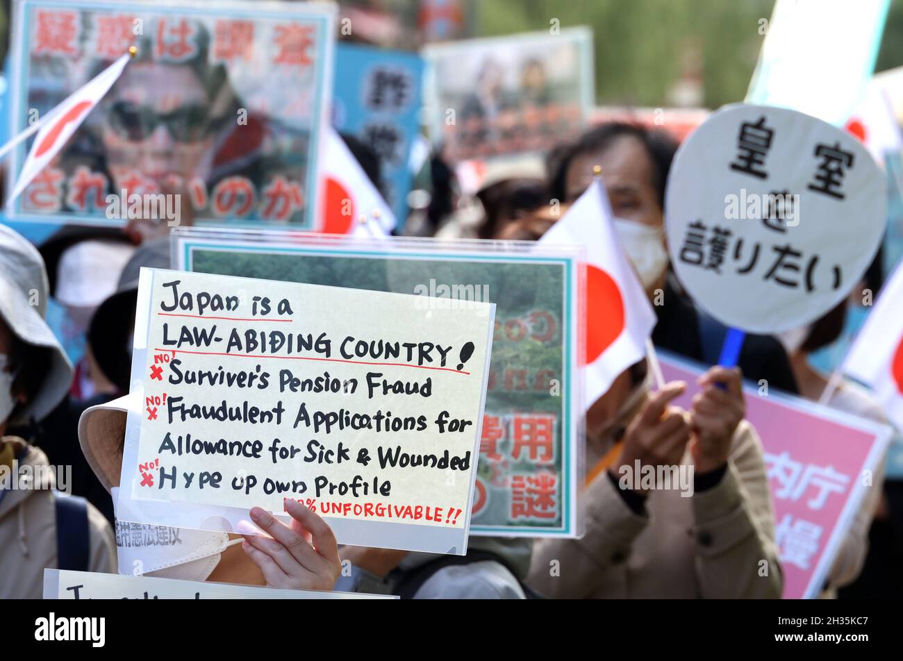 Tokyo, Giappone. 26 ottobre 2021. Alcune centinaia di persone giapponesi che detengono cartelli organizzano una dimostrazione per protestare contro il matrimonio della principessa Maco con il commoner Kei Komuro martedì 26 ottobre 2021. La madre di Kei Komuro Kayo è stata accusato di accuse penali per frode, riviste settimanali segnalati. Credit: Yoshio Tsunoda/AFLO/Alamy Live News Foto Stock