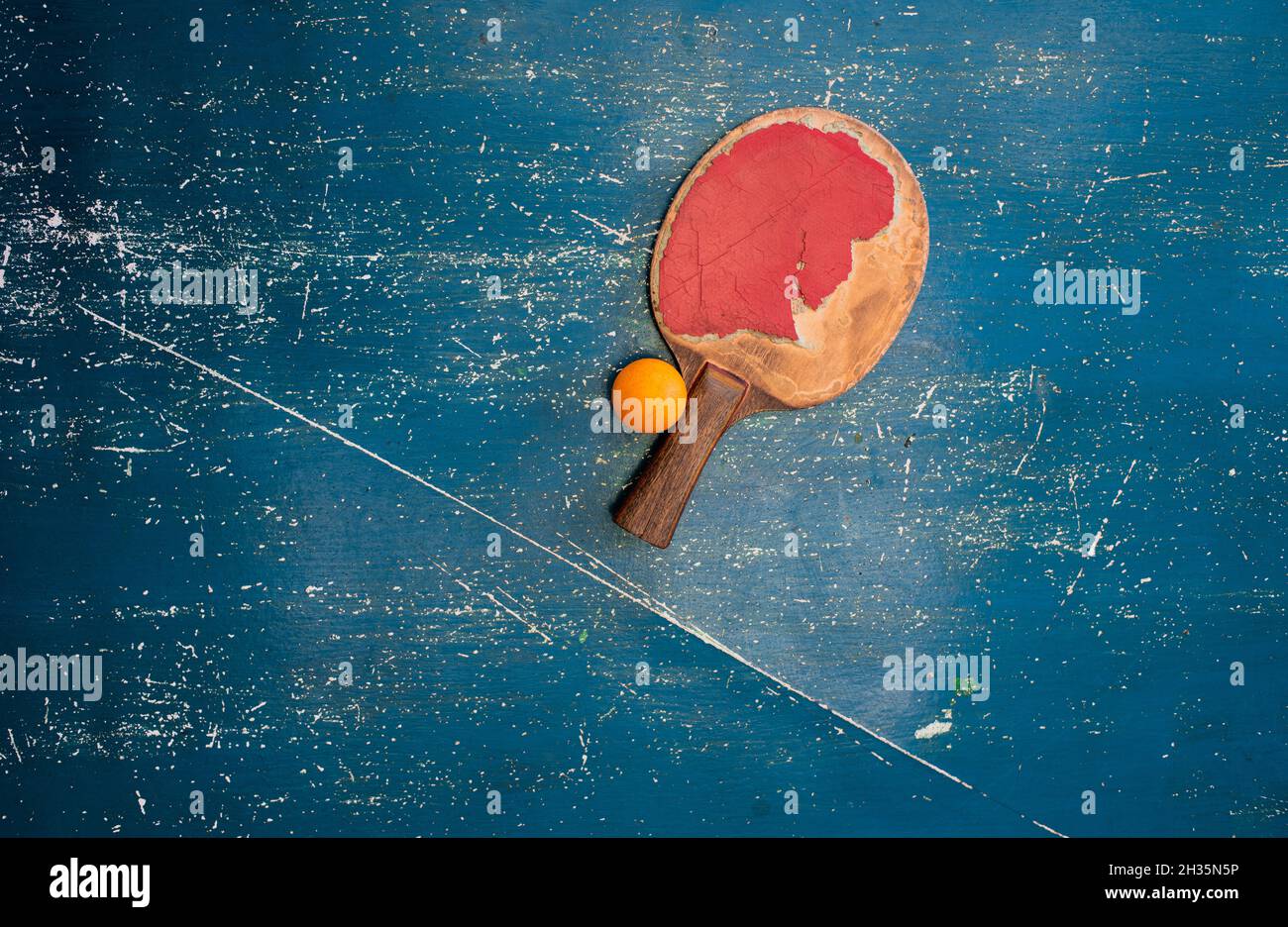 Il ping-pong era consumato male e la palla è scattata dall'alto Foto stock  - Alamy