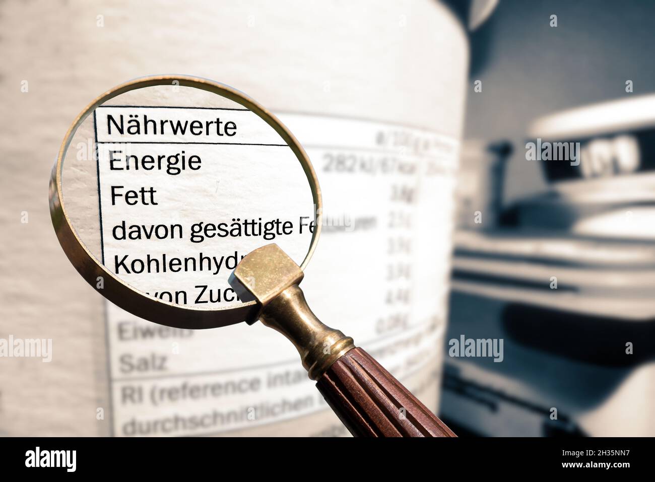 Tabella nutrizionale sulla confezione in tedesco Foto Stock