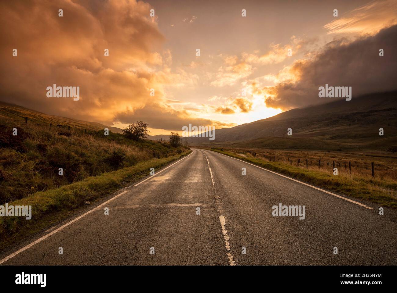 Alba sulla A4086 tra Capel Curig e Pen-y-Pass nel Parco Nazionale di Snowdonia, Galles Regno Unito Foto Stock