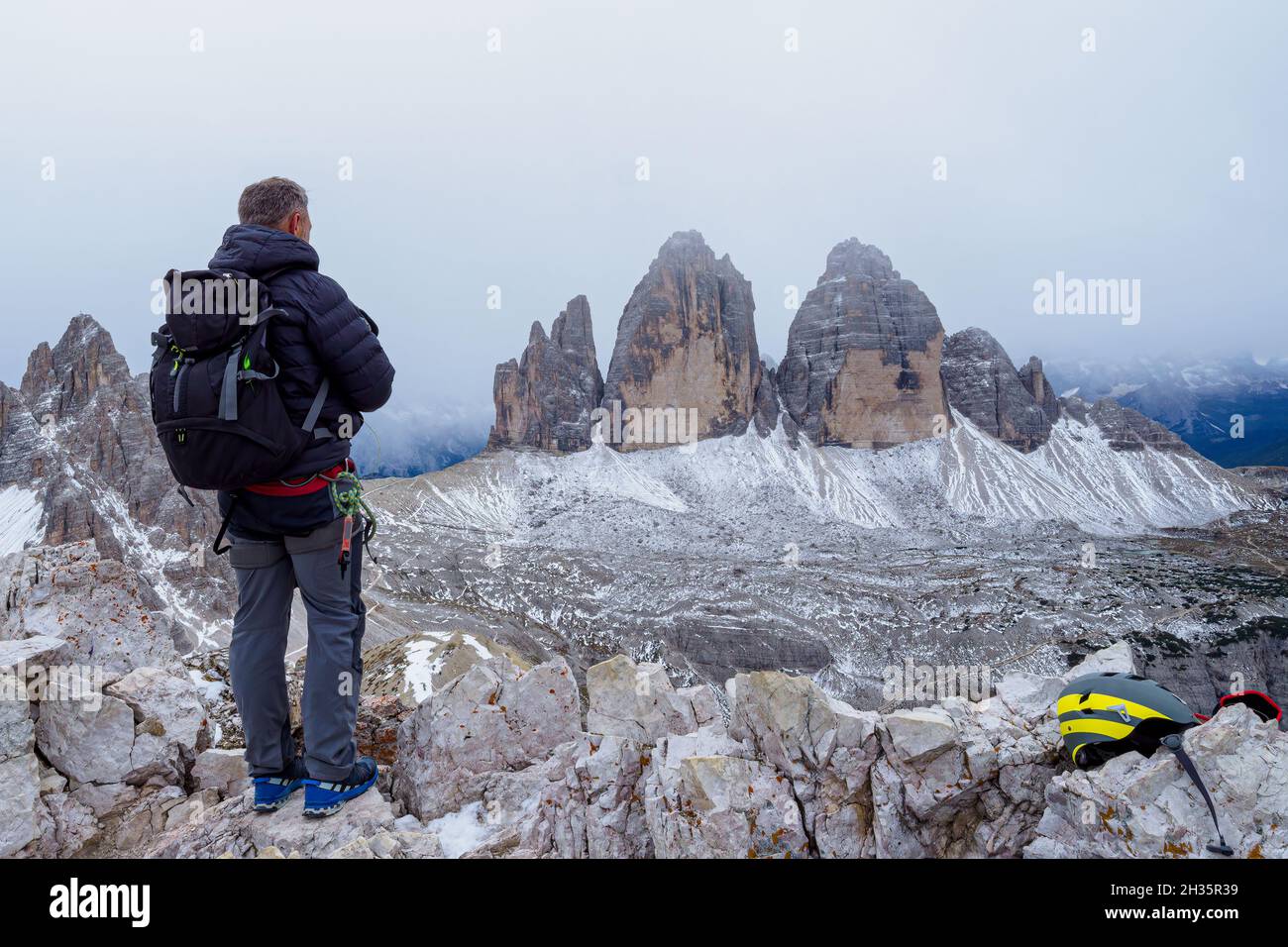 Scalatore sulla via ferrata, peakToblinger Knoten. Avventura in montagna. Parco Nazionale tre Cime di Lavaredo, Alpi Dolomiti, Alto Adige, Italia Foto Stock