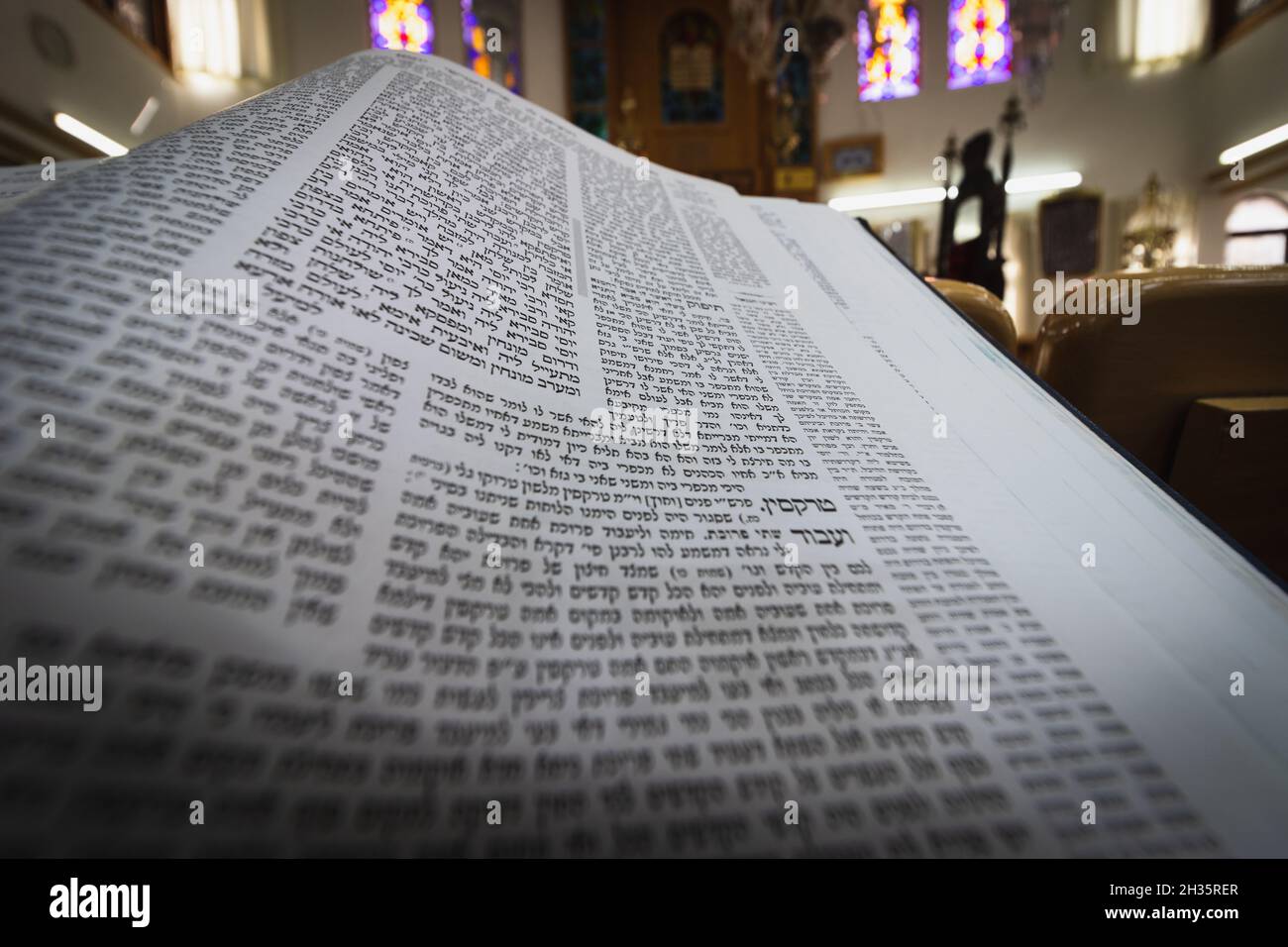 gerusalemme-isreale. 03-06-2021. Primo piano, con una lente grandangolare della Gemara - un libro di testo ebraico Torah. Sfondo sfocato Foto Stock