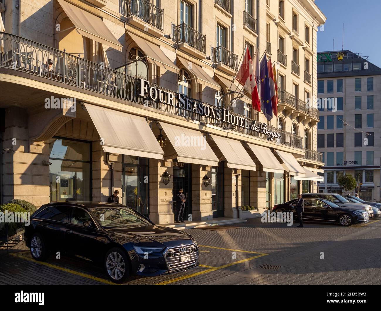 Facciata d'ingresso dell'hotel di lusso Four Seasons Quai des Berges, Ginevra, Svizzera Foto Stock