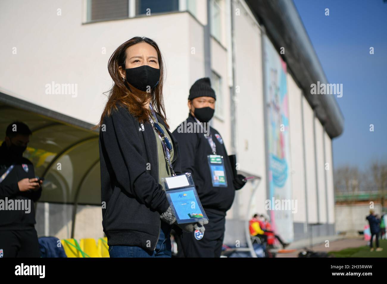 Ulaanbaatar, Mongolia. 25 ottobre 2021. Thailand team manager Nualphan Lamsam (L) visto durante la AFC U23 Asian Cup Uzbekistan 2022 Group J turno di qualificazione tra Thailandia e Mongolia allo stadio MFF di Ulaanbaatar.(Punteggio finale; Thailandia 1:1 Mongolia) Credit: SOPA Images Limited/Alamy Live News Foto Stock