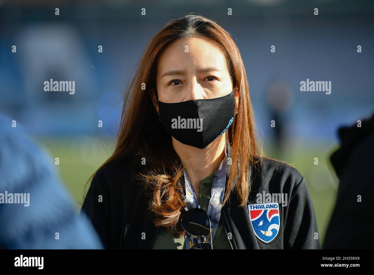 Ulaanbaatar, Mongolia. 25 ottobre 2021. Il team manager della Thailandia Nualphan Lamsam ha visto durante la AFC U23 Asian Cup Uzbekistan 2022 Group J turno di qualificazione tra Thailandia e Mongolia allo stadio MFF di Ulaanbaatar. (Punteggio finale; Thailandia 1:1 Mongolia) Credit: SOPA Images Limited/Alamy Live News Foto Stock