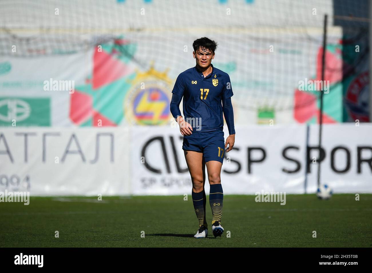 Ulaanbaatar, Mongolia. 25 ottobre 2021. Jonathan Khemdee della Thailandia visto durante la AFC U23 Asian Cup Uzbekistan 2022 Group J turno di qualificazione tra Thailandia e Mongolia allo stadio MFF di Ulaanbaatar. (Punteggio finale; Thailandia 1:1 Mongolia) Credit: SOPA Images Limited/Alamy Live News Foto Stock