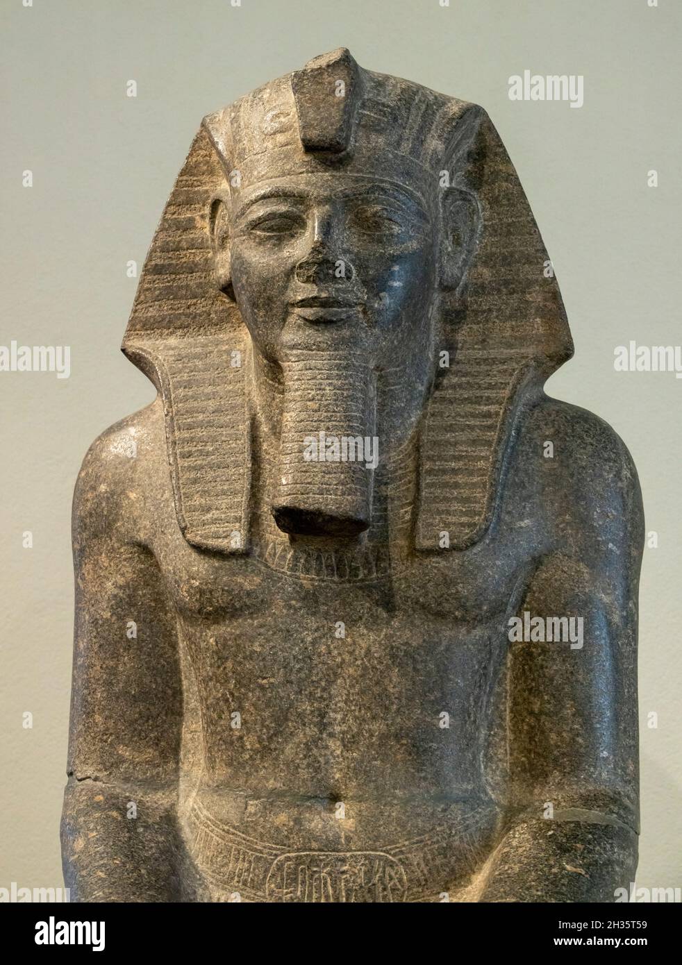 Colossale statua di Ramses II, XIX dinastia, ca. 1290–1224 BCE. Musée d’Art et d’Histoire (Museo d’Arte e di Storia), Ginevra, Svizzera Foto Stock