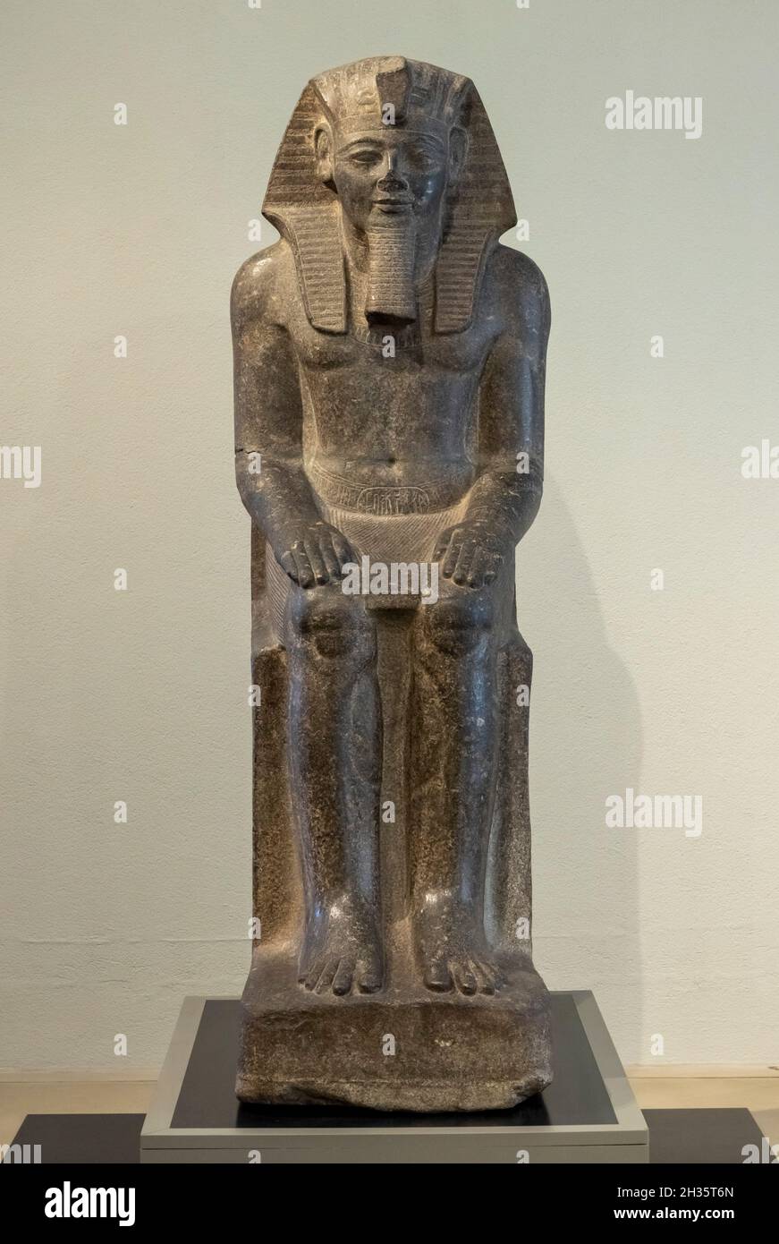 Colossale statua di Ramses II, XIX dinastia, ca. 1290–1224 BCE. Musée d’Art et d’Histoire (Museo d’Arte e di Storia), Ginevra, Svizzera Foto Stock