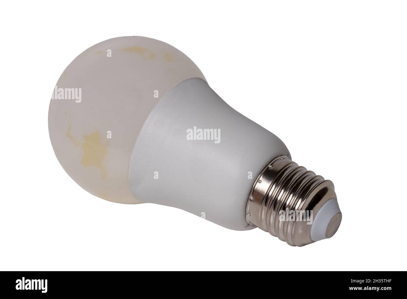 Primo piano di una singola lampadina a risparmio energetico bianca difettosa o di una lampadina a LED isolata su sfondo bianco. Tracciato di ritaglio. Macro. Foto Stock