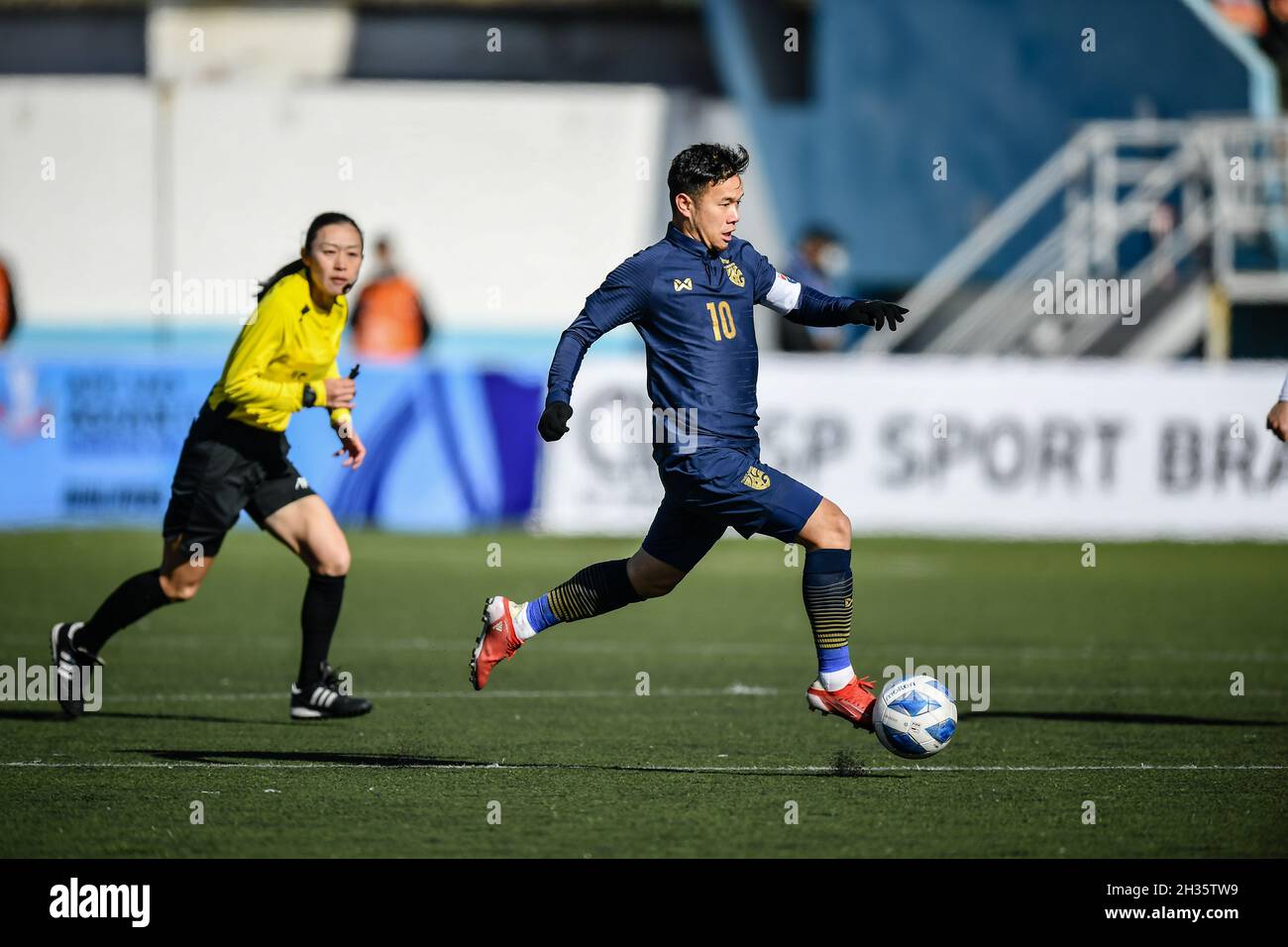 Ulaanbaatar, Mongolia. 25 ottobre 2021. Thanawat Suengchitthawon (centro) della Thailandia visto in azione durante la AFC U23 Asian Cup Uzbekistan 2022 Gruppo J turno di qualificazione tra Thailandia e Mongolia al MFF Stadium in Ulaanbaatar.(Punteggio finale; Thailandia 1:1 Mongolia) (foto di Amphol Thongmueangluang/SOPA i/Sipa USA) credito: Sipa Live News/USA Foto Stock