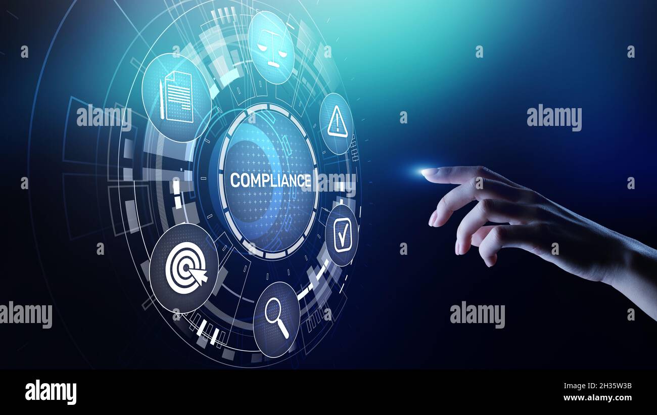 Concetto di conformità con icone e testo. Normative, leggi, standard, requisiti, diagramma di controllo su schermo virtuale. Foto Stock