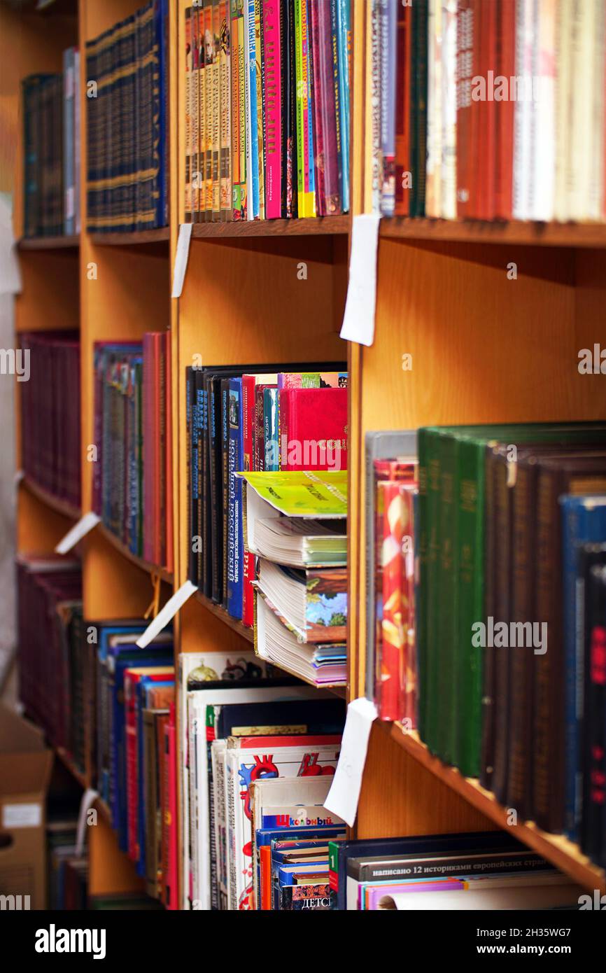 Chapaevsk, regione di Samara, Russia - 24 dicembre 2020: Libri su uno scaffale in biblioteca. Messa a fuoco selettiva Foto Stock