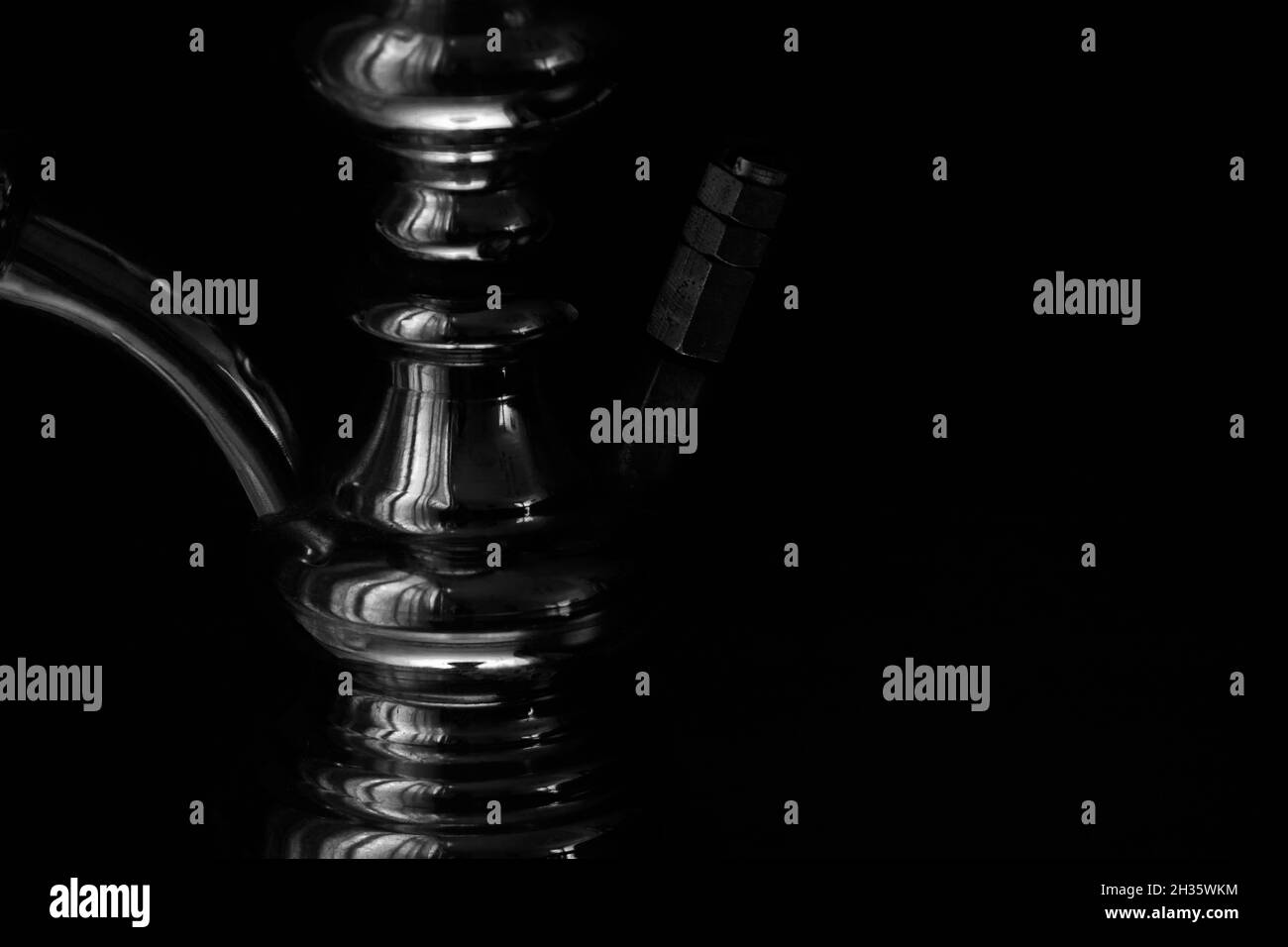 Hookah albero primo piano su uno sfondo nero. Foto in bianco e nero. Foto Stock