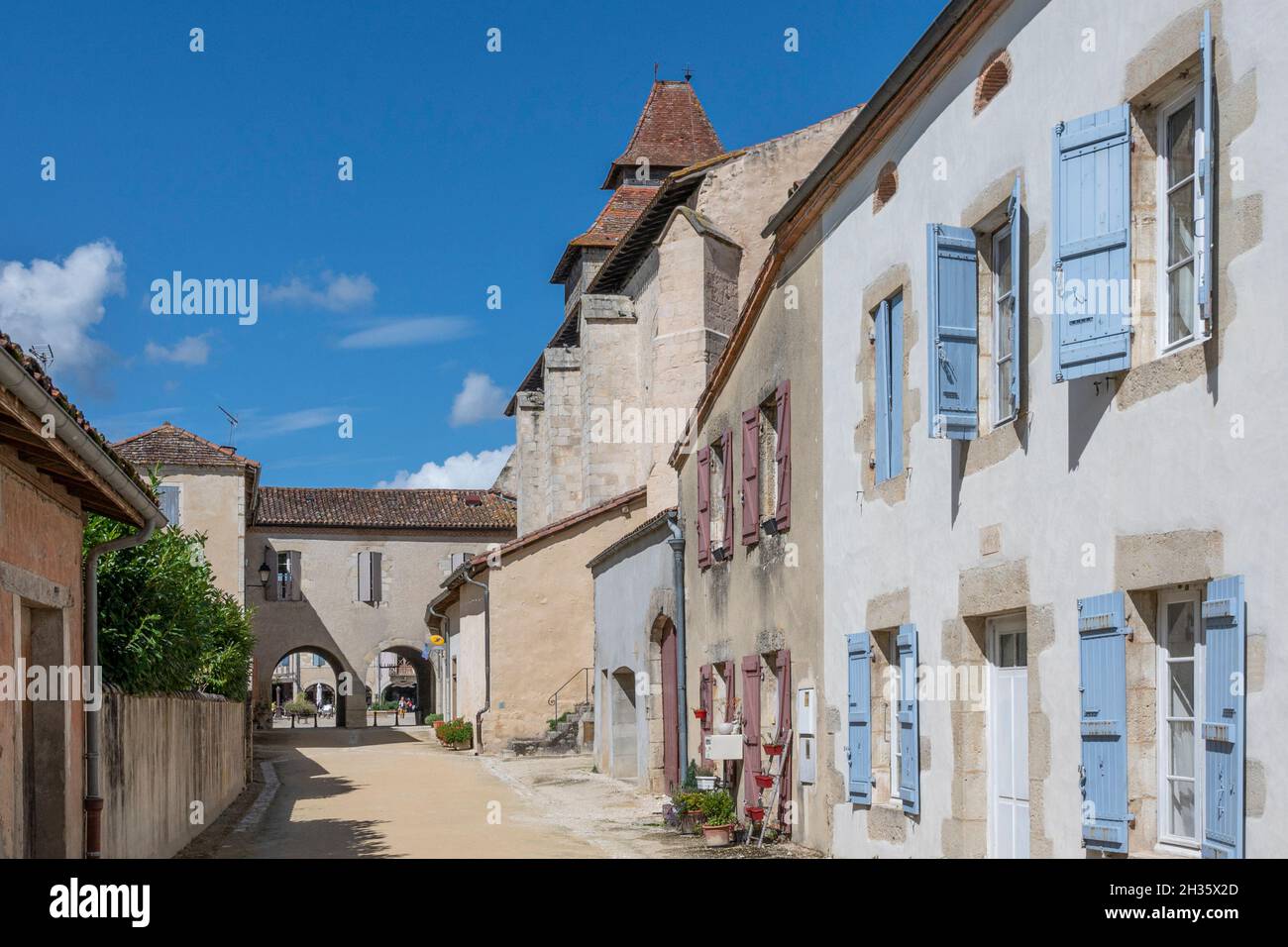 Il piccolo vicolo dell'Impasse de la Mairie a Labastide-d'Armagac, Landes, Francia Foto Stock