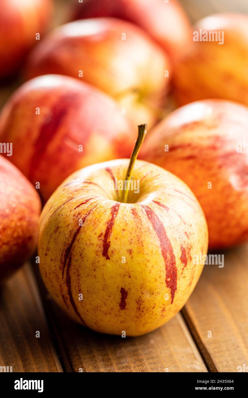 Mele fresche autunnali su tavola di legno. Foto Stock