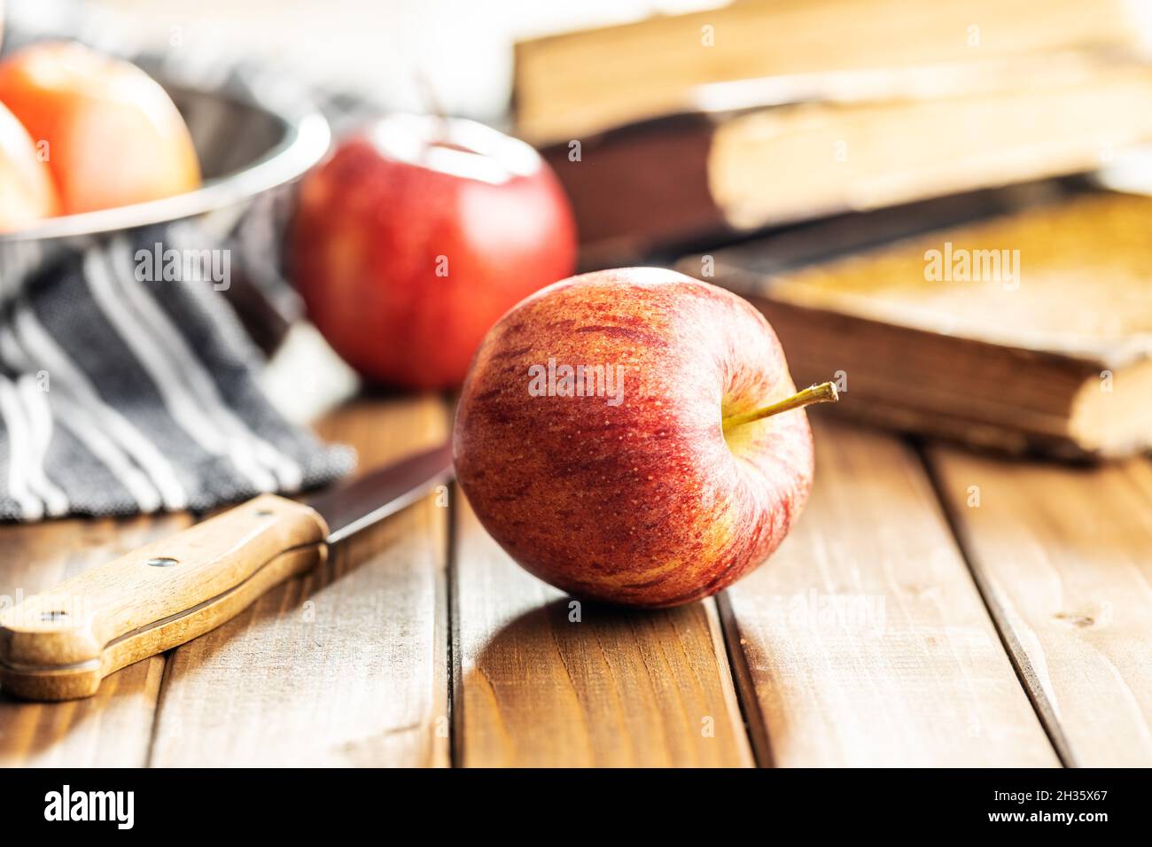 Mele fresche autunnali su tavola di legno. Foto Stock