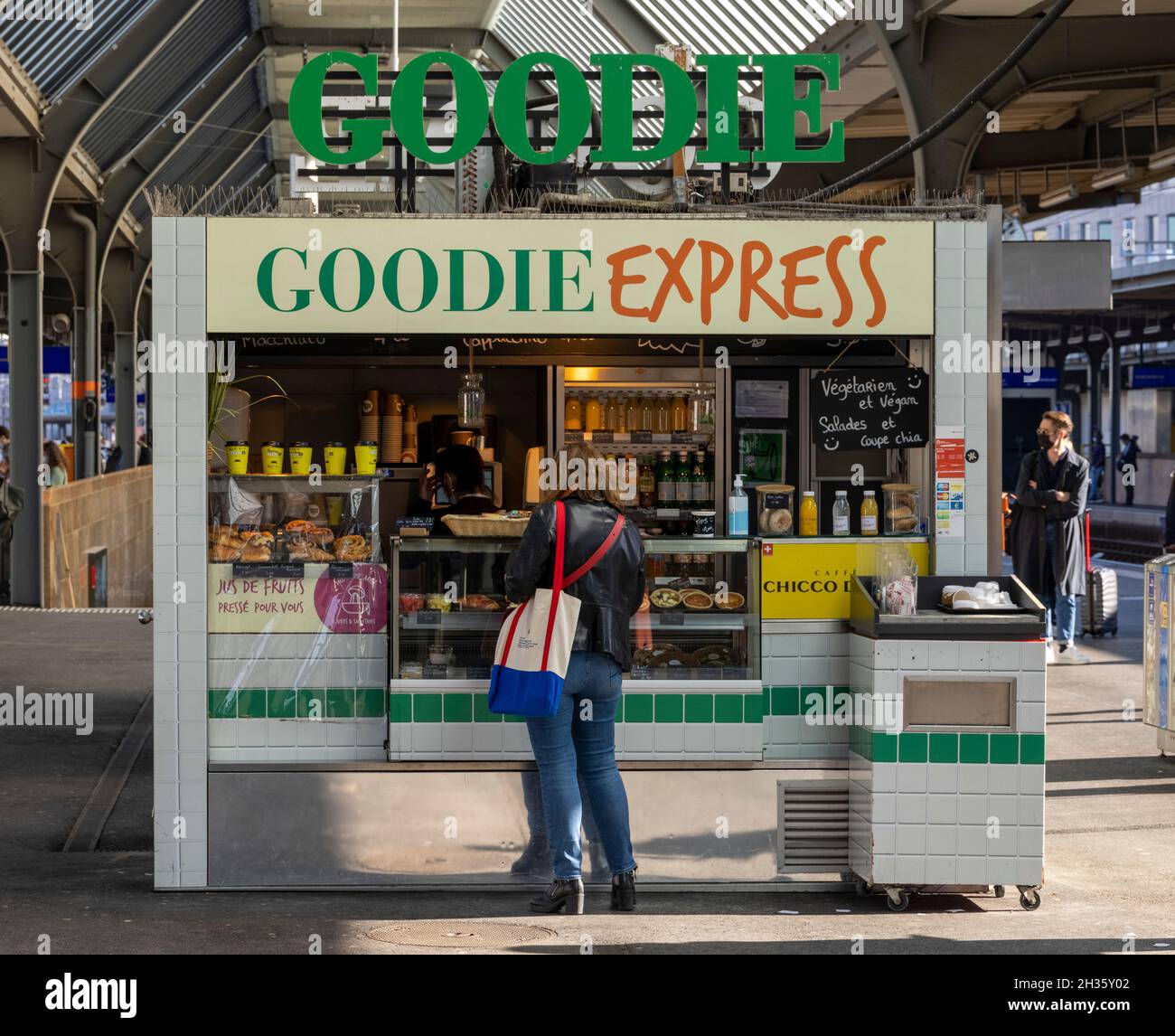 Negozio di fast food Goodie Express sul binario, stazione ferroviaria Ginevra-Cornavin, Ginevra, Svizzera Foto Stock