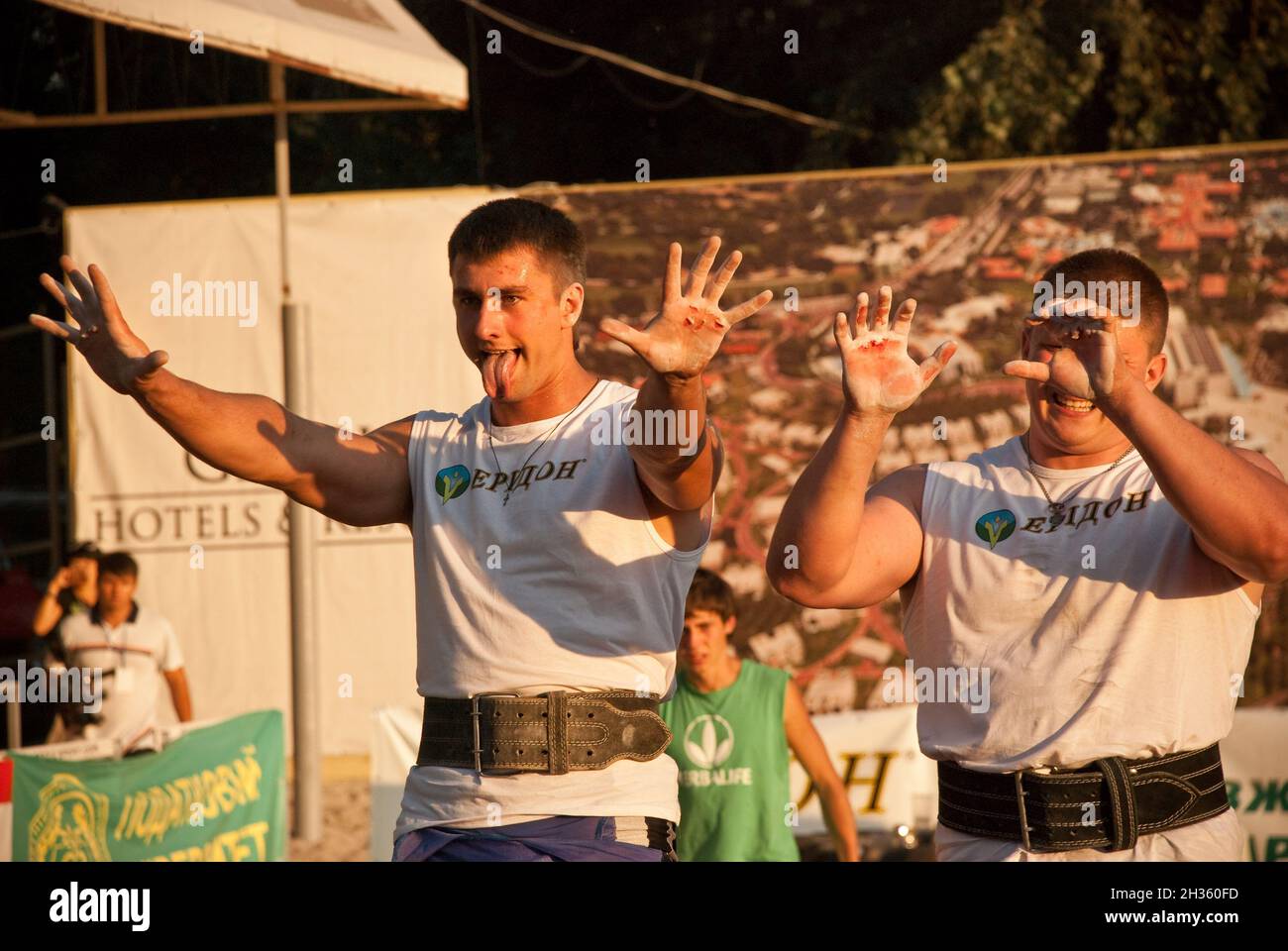 Kiev, Ucraina, 08/13/2017 atleti di uomini forti che si allenano sul trasporto di un grande peso, pesante barbell Foto Stock