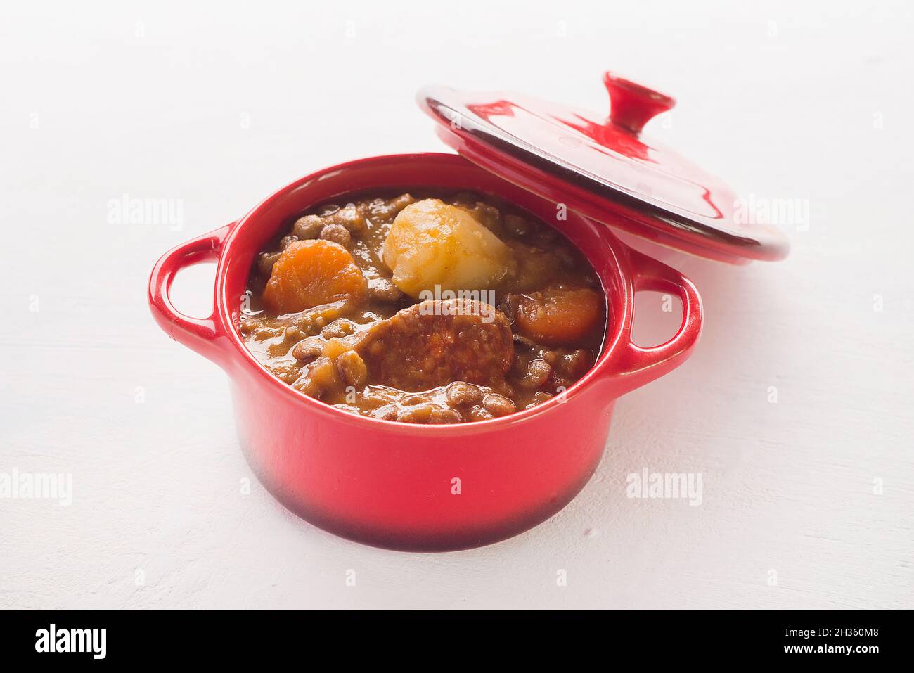 Lenticchie cucinate a mano con patate e carote Foto Stock