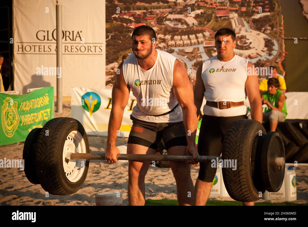 Kiev, Ucraina, 08.13.2017 atleti di uomini forti addestrano sul trasporto di un grande peso, barbell pesante Foto Stock