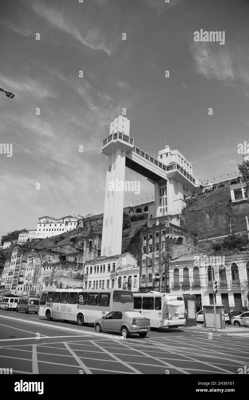 salvador, bahia, brasile - 25 ottobre 2021: Vista aerea dell'Elevador Lacerda, un monumento che collega la città alta con la città bassa in Salvador Foto Stock