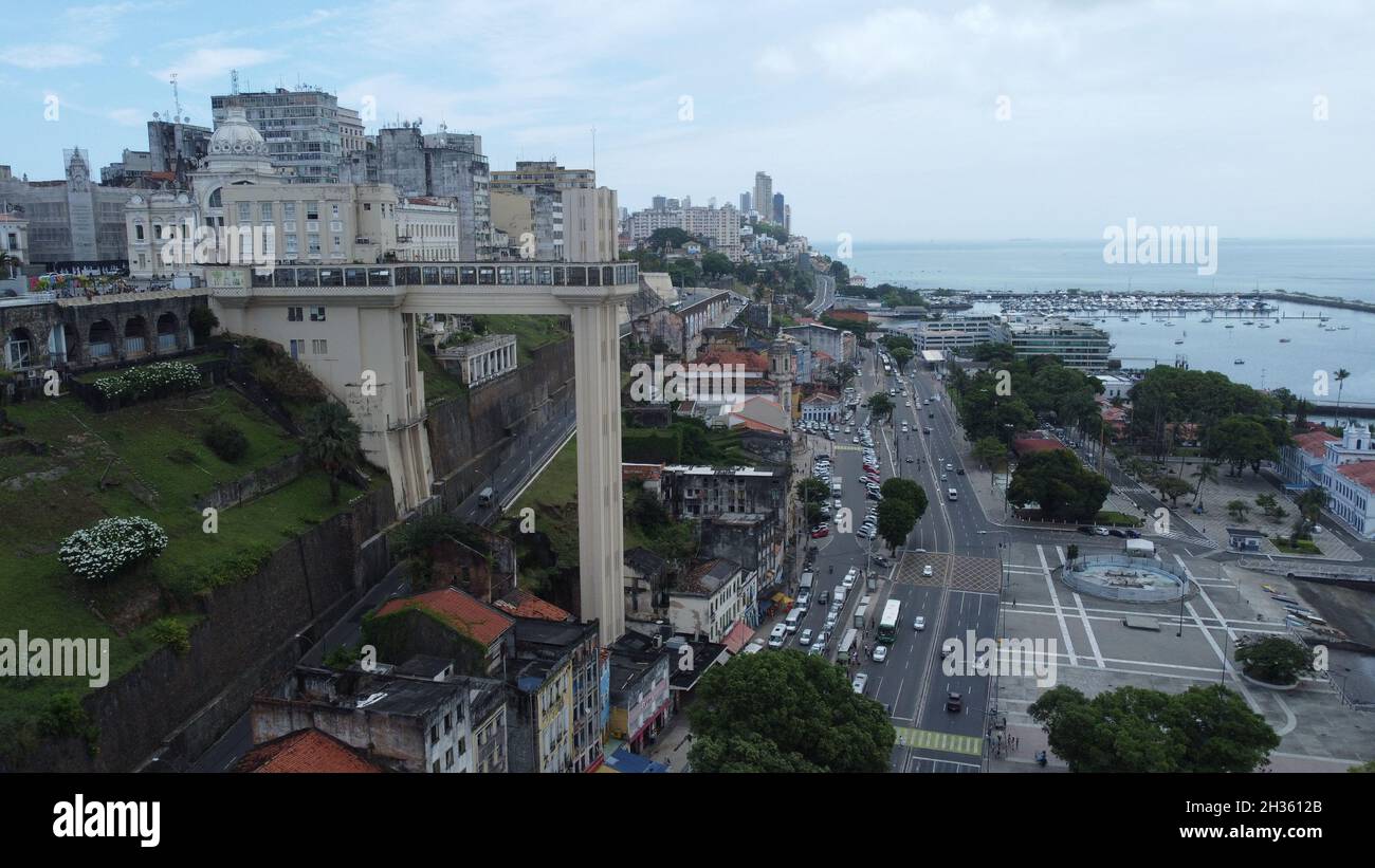 salvador, bahia, brasile - 25 ottobre 2021: Vista aerea dell'Elevador Lacerda, un monumento che collega la città alta con la città bassa in Salvador Foto Stock