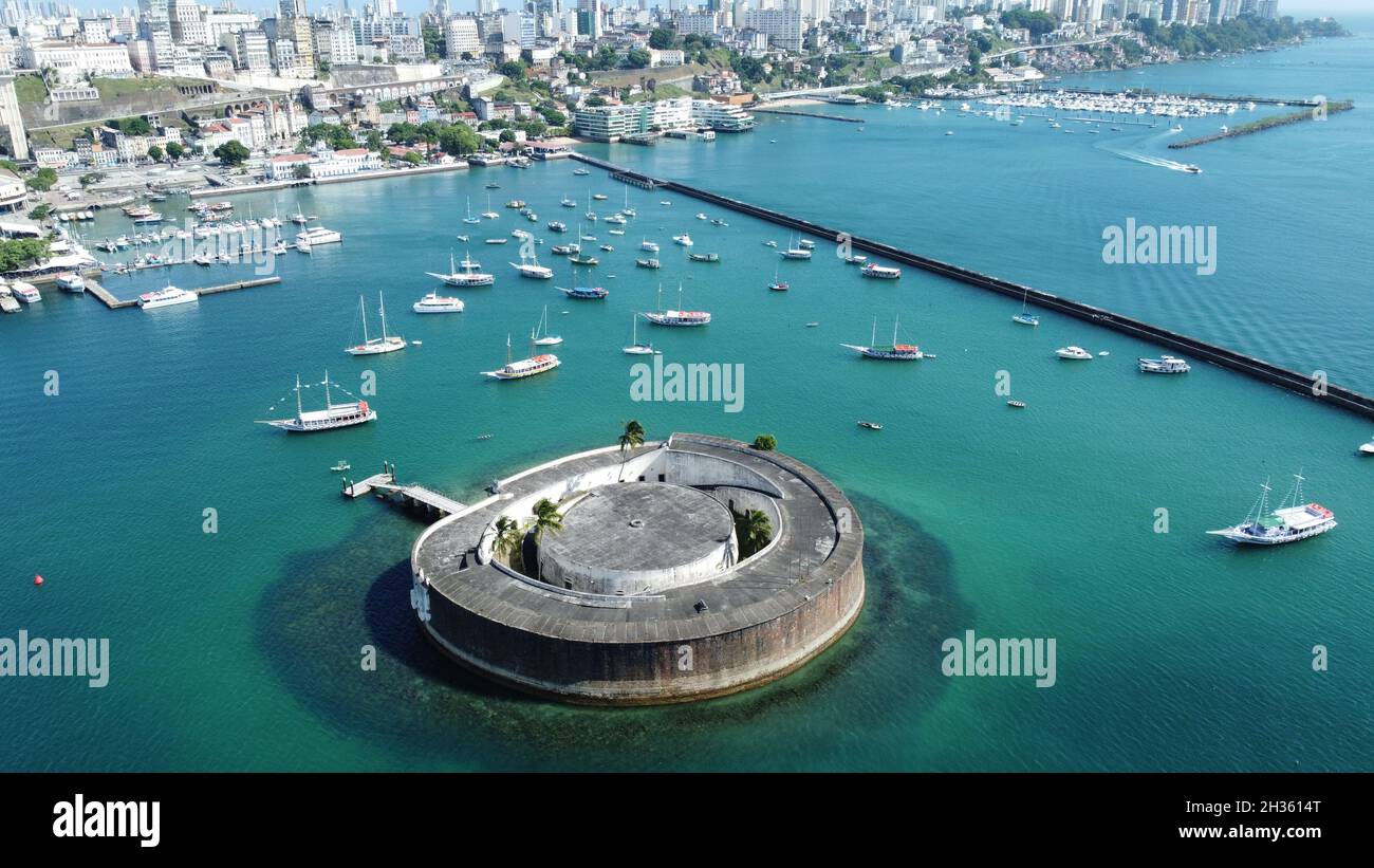 salvador, bahia, brasile - 25 ottobre 2021: Vista aerea di Fort Sao Marcelo nelle acque di Baia de Todos os Santos nella città di Salvador. Foto Stock