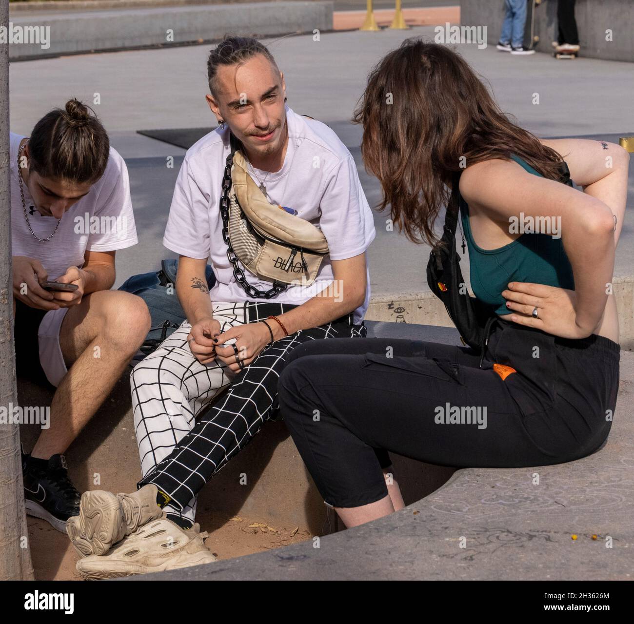 Giovani che parlano allo skatepark di Plainpalais, Ginevra, Svizzera Foto Stock