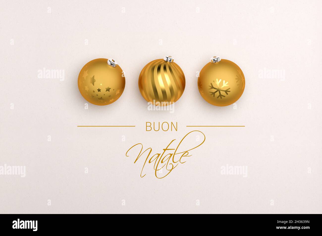 Tre baubles dorati di natale su sfondo cartaceo. Messaggio italiano 'buon Natale' qui sotto. Foto Stock