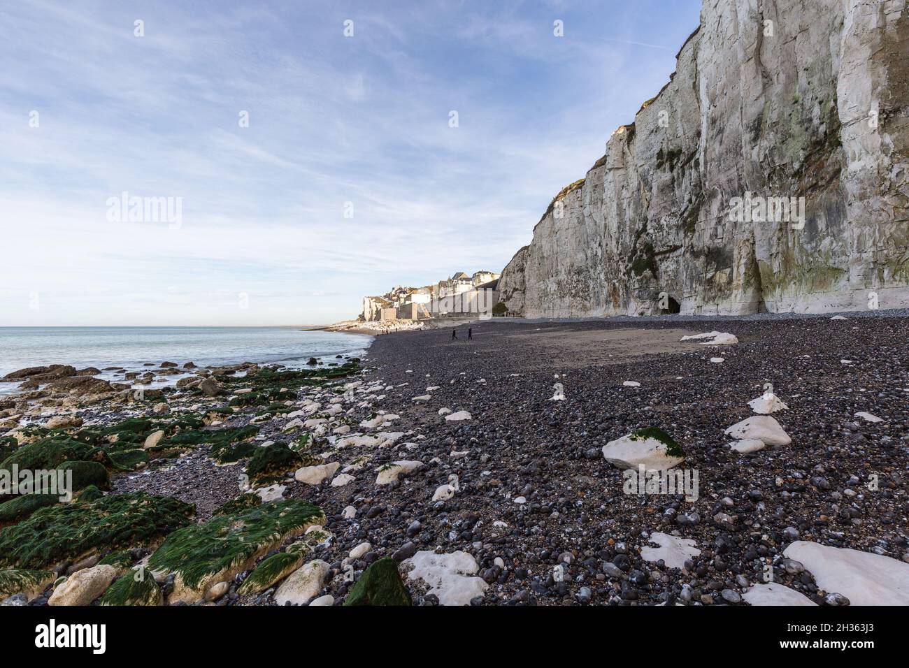 Scogliere calcaree dalla piccola città di Ault. Opal Coast, Francia Foto Stock