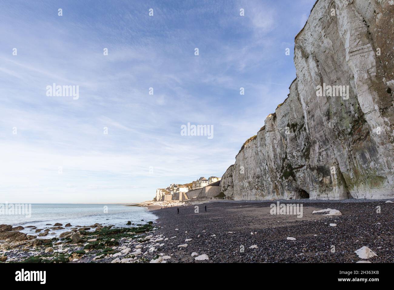 Scogliere calcaree dalla piccola città di Ault. Opal Coast, Francia Foto Stock