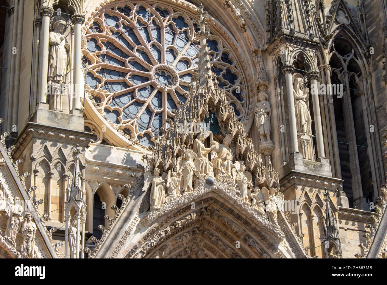 Vista ravvicinata della cattedrale medievale di nostra Signora di Reims in Francia, con architettura gotica alta, che mostra il suo rosone centrale Foto Stock