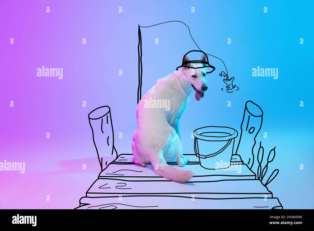 Opere d'arte contemporanea. Un cane carino seduto e guardando la macchina fotografica isolato su sfondo neon rosa blu studio con disegni. Foto Stock