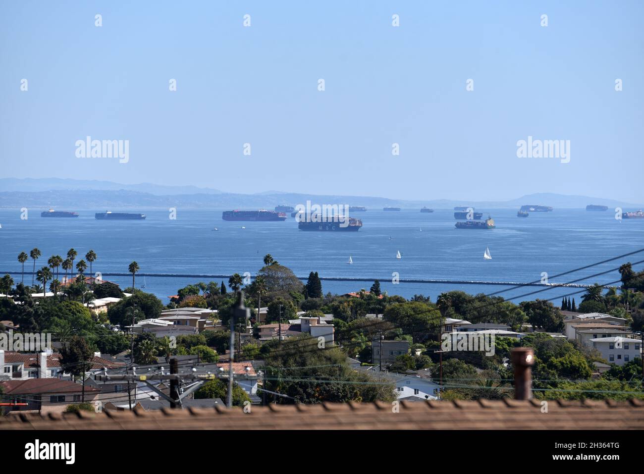Los Angeles, CA USA - 16 luglio 2021: Navi da carico e container bloccate in mare durante un backlog al porto di Los Angeles Foto Stock