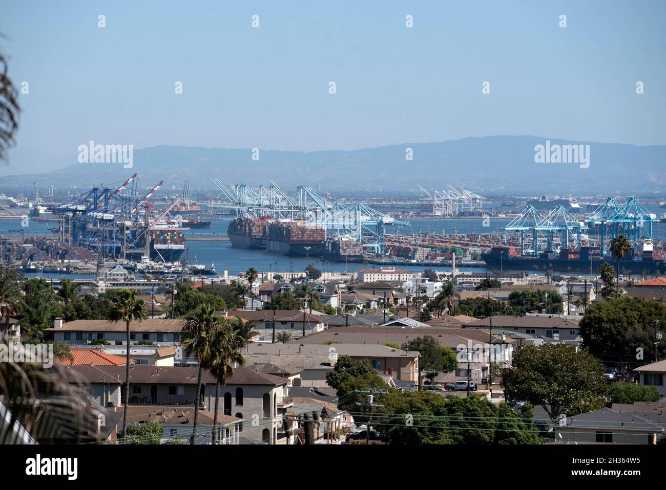 Los Angeles, CA USA - 16 luglio 2021: Navi da carico e container che scaricano al porto di Los Angeles Foto Stock
