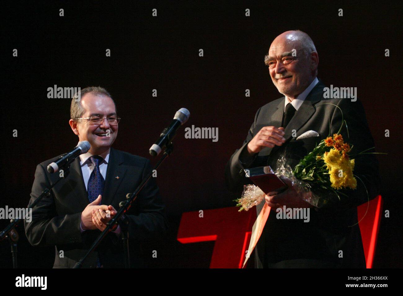 Cluj-Napoca, Romania, 6 giugno 2009: Il sindaco di Cluj-Napoca Emil Boc (L) e l'attore Mircea Albulescu (R), durante la Transilvania International Film Festi Foto Stock