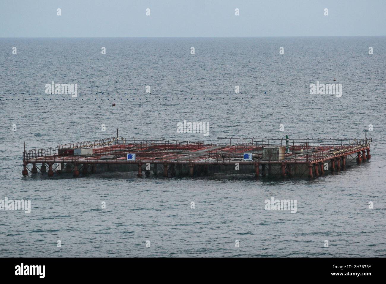 Mar Nero, Romania, 27 Giugno 2009: galleggiante piattaforma di pesca nel  mezzo del Mar Nero Foto stock - Alamy