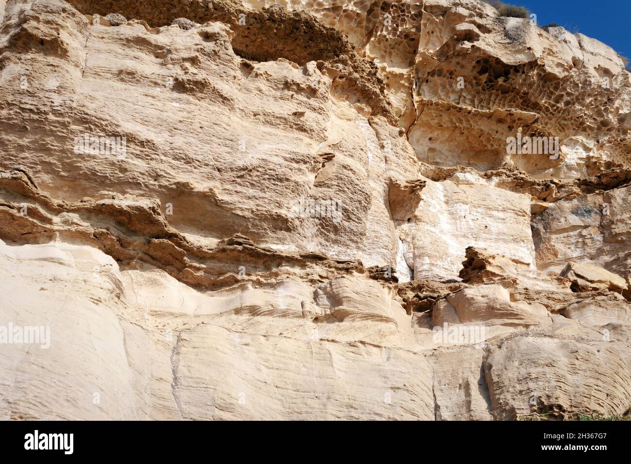 Superficie di roccia di sabbia. Spiaggia rocciosa del Mar Caspio. Foto Stock