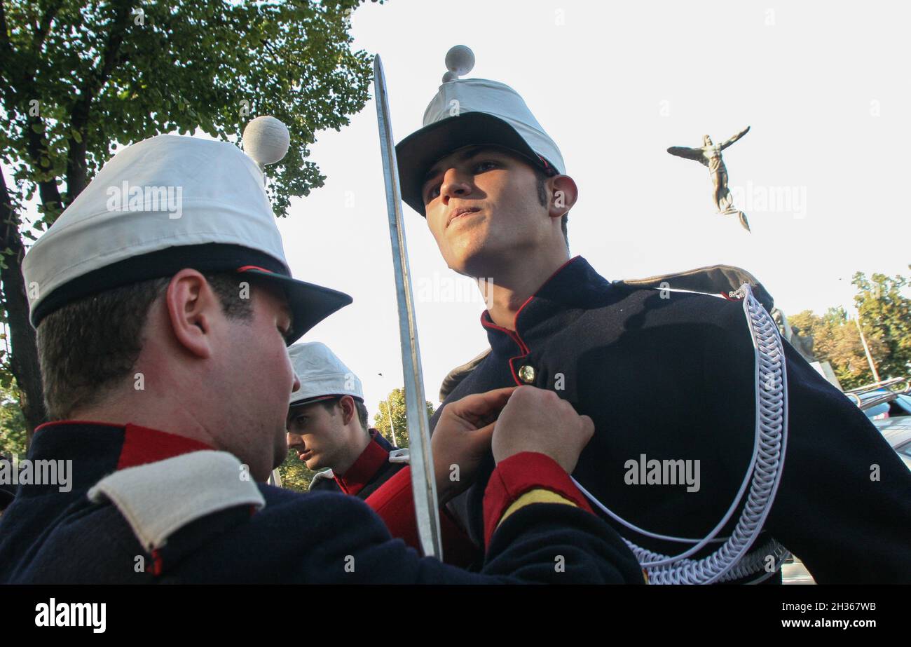 Bucarest, Romania, Agosto 23, 2009: militare dalla tradizione militare associazione partecipare ad una parata vicino alla statua di aviatori di Bucarest. In Foto Stock