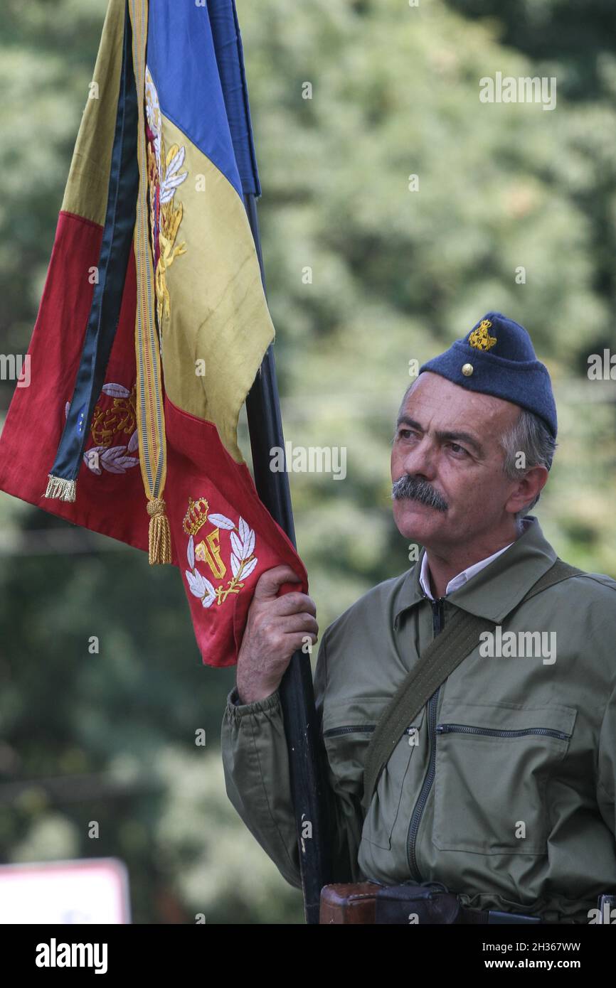 Bucarest, Romania, 23 agosto 2009: un militare dalla tradizione militare associazione partecipa in una sfilata vicino all' Arco di Trionfo di Bucarest. In Au Foto Stock