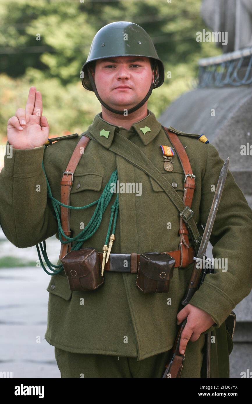 Bucarest, Romania, 23 agosto 2009: un militare dalla tradizione militare associazione partecipa in una sfilata vicino all' Arco di Trionfo di Bucarest. In Au Foto Stock