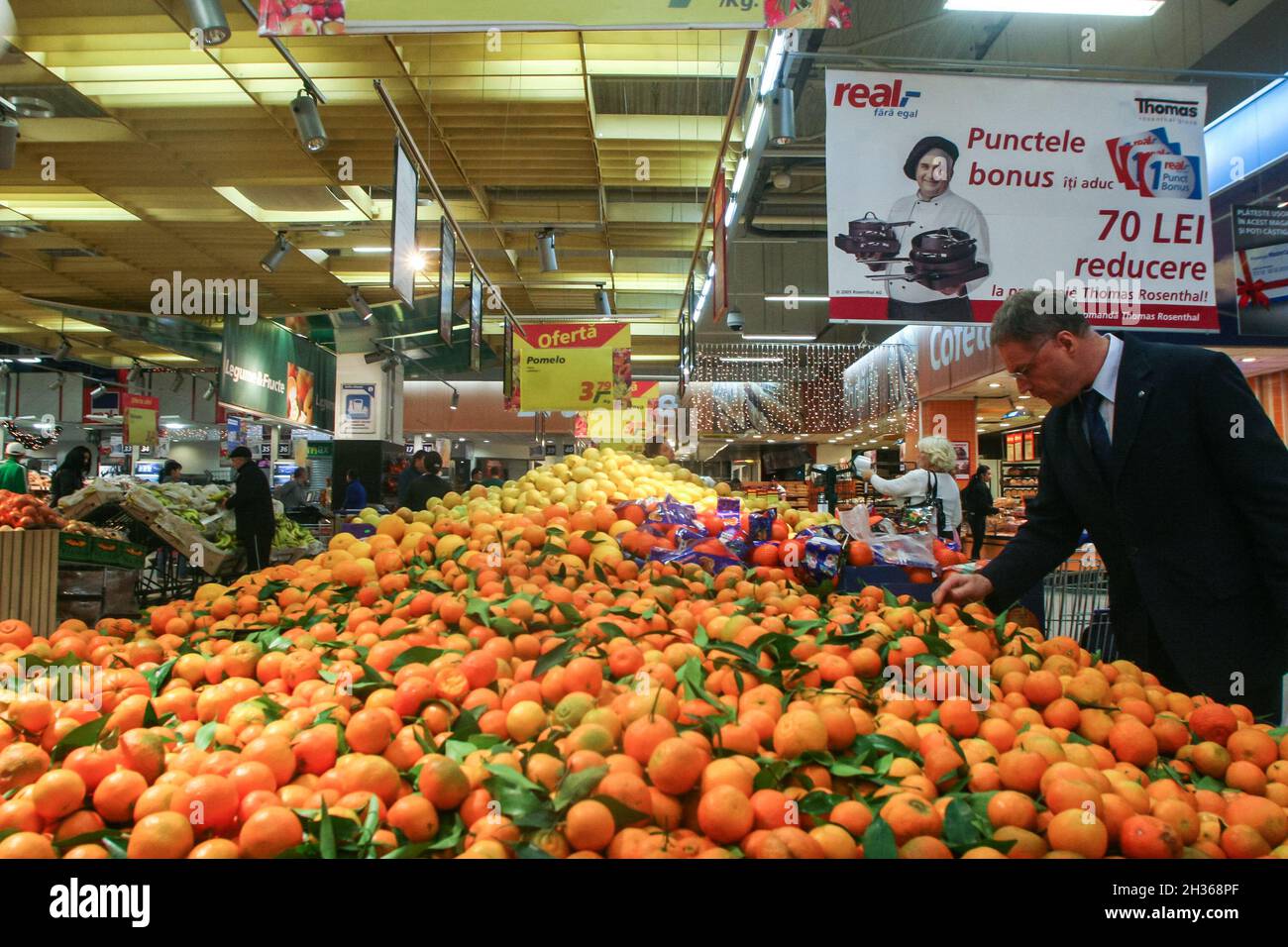 Bucarest, Romania, 17 gennaio 2017: Un uomo sceglie le arance in un supermercato a Bucarest. Foto Stock