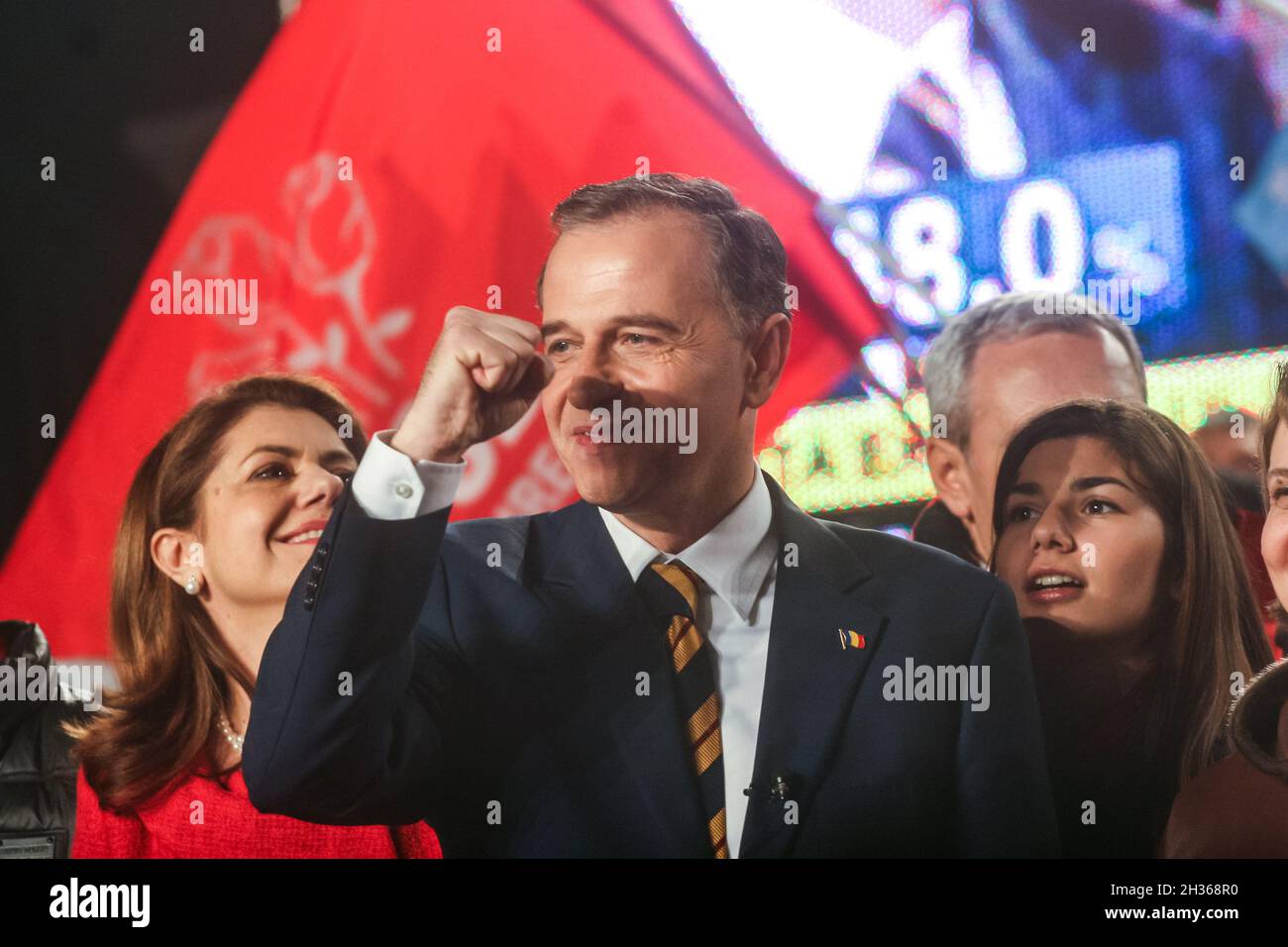 Bucarest Romania, 6 dicembre 2009: L'ex ministro degli Esteri Mircea Geoana reagisce dopo i primi sondaggi di uscita delle elezioni presidenziali in Romania. Foto Stock