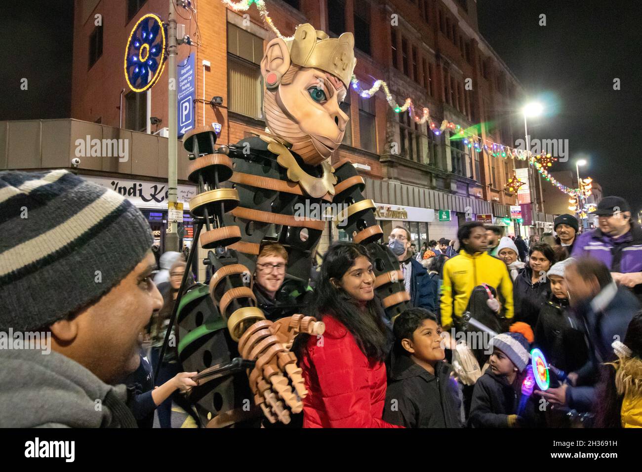 L'interruttore annuale Diwali si accende a Leicester. Migliaia di persone nuotano nel Golden Mile, l'area di Leicester lungo la Belgrave Road, per celebrare l'inizio del festival. Il festival è uno dei più grandi festival di Diwali in Europa. Uno dei marionette giganti che camminano lungo il Golden Mile. Foto Stock