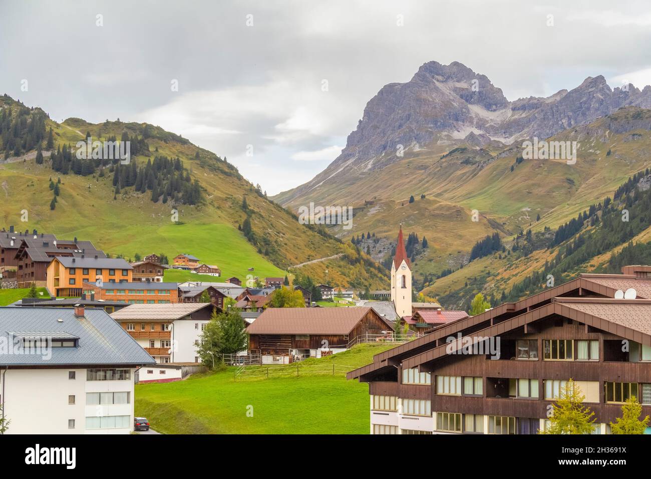 Paesaggio idilliaco intorno a Warth, un comune del distretto di Bregenz, nello stato federato del Vorarlberg Foto Stock