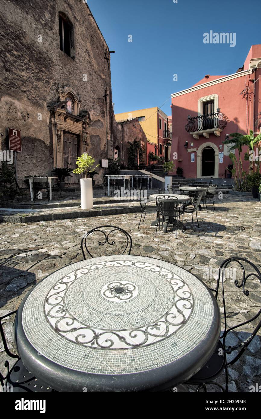 Architettura Città Vecchia di Sicilia chiesa e case di 'Borgo Antico' nella città di Milazzo Foto Stock