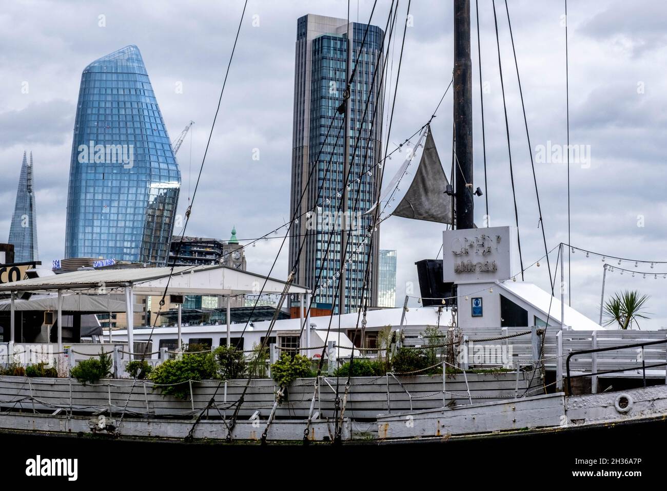 High Rise Tower Block Developments a South Bank London unisce Office Work Space e Appartamenti di Lusso Foto Stock